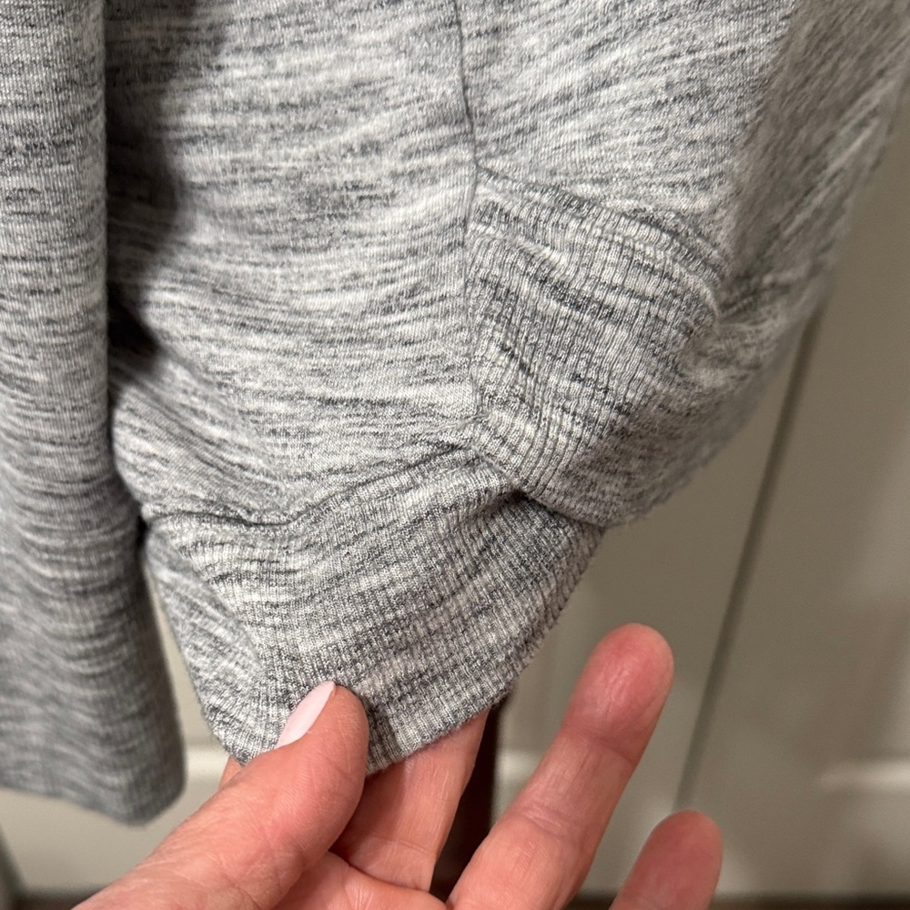 Athleta EUC❤️Gray Knit Relaxed Fit Top. - Picture 4 of 7